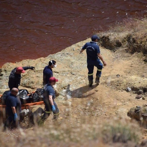 Η απομάκρυνση της βαλίτσας με το πτώμα σε προχωρημένη αποσύνθεση από την «Κόκκινη Λίμνη»