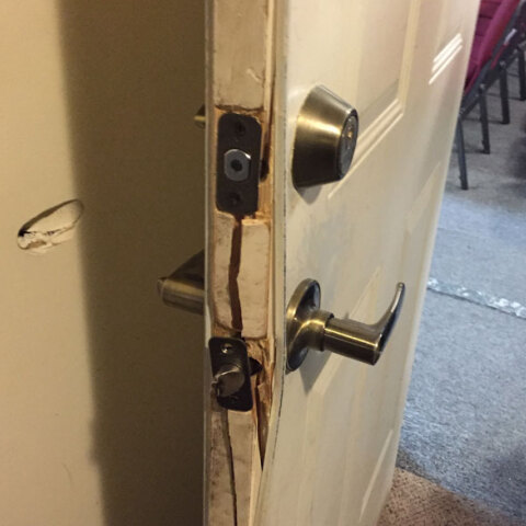 «Παραβιασμένη» πόρτα