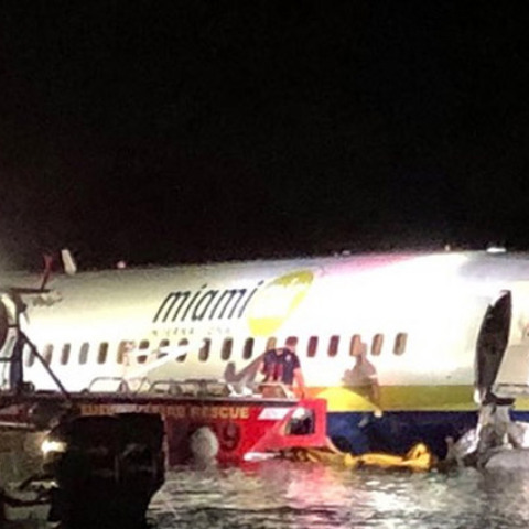 ΗΠΑ - Boeing 737  / Προσγείωση σε ποτάμι / 