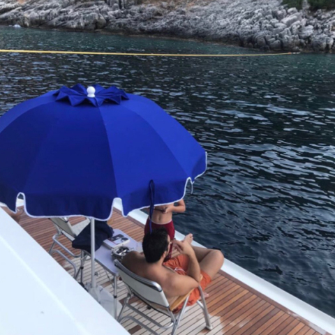 Οι επίμαχες φωτογραφίες στο κότερο