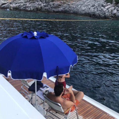 Οι χαλαρές διακοπές του Τσίπρα στο κότερο