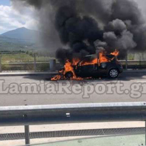Φωτιά σε αυτοκίνητο στην εθνική οδό Αθηνών-Λαμίας