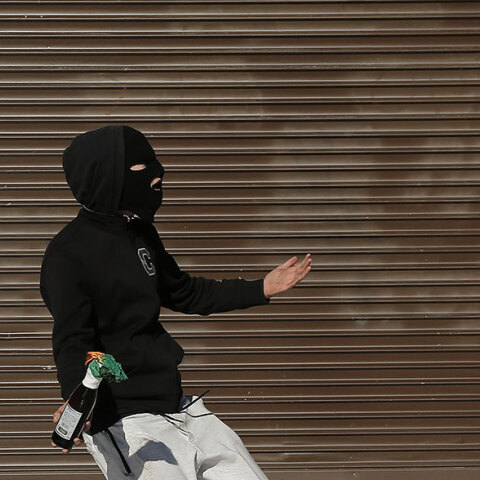 Κουκουλοφόροι στη Βαλαωρίτου.