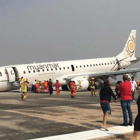Δεξιοτέχνης πιλότος προσγειώνει αεροπλάνο χωρίς μπροστινούς τροχούς