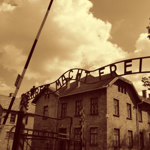Η φράση Arbeit macht frei (Η εργασία απελευθερώνει) έγινε γνωστή από τη χρήση της ως σήμα της πύλης στα ναζιστικά στρατόπεδα συγκέντρωσης.