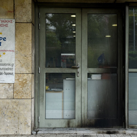 Επίθεση με γκαζάκια στο Europe Direct 