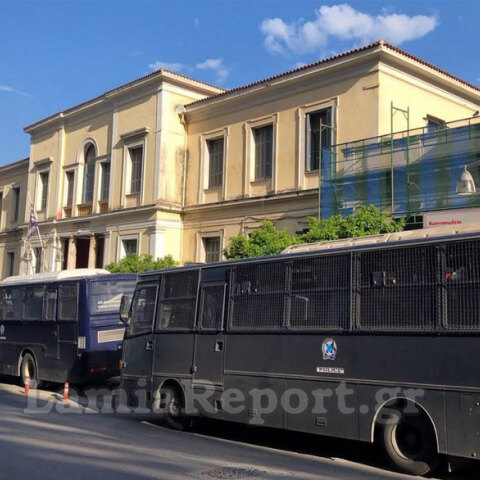 Κλούβες των ΜΑΤ στη Λαμία εν όψει της ομιλίας Τσίπρα