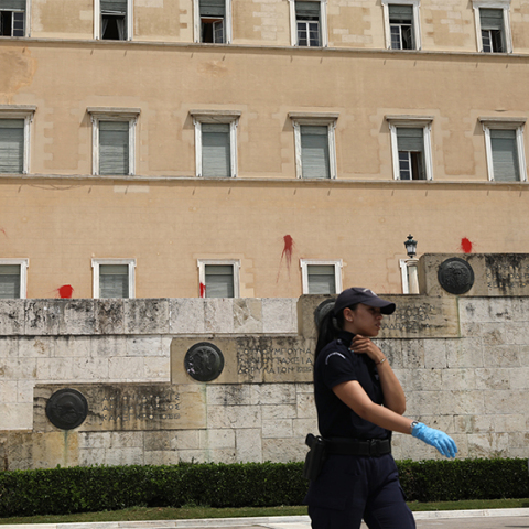 Επίθεση με μπογιές στη Βουλή