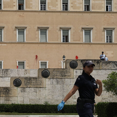 Επίθεση Ρουβίκωνα με μπογιές στη Βουλή