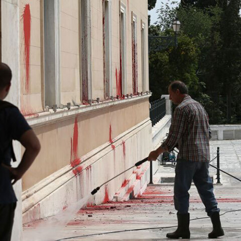 Επίθεση του Ρουβίκωνα με μπογιές στο κτίριο της Βουλής