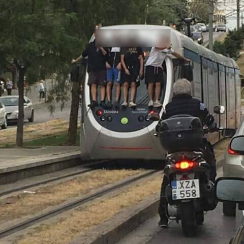 mathites-neasmyrni-tram