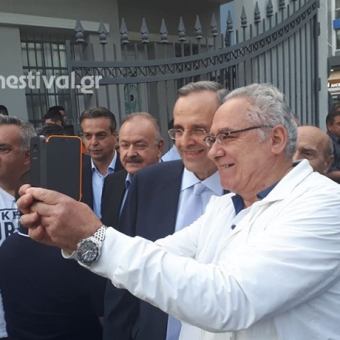 Selfie Σαμαρά στη Θεσσαλονίκη με ψηφοφόρους
