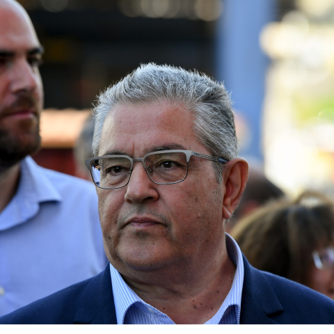 Στο εκλογικό περίπτερο του ΚΚΕ στο Περιστέρι ο Δ. Κουτσούμπας 