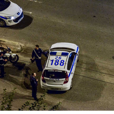 Επίθεση με πέτρες και μπογιές στα γραφεία του ΣΥΡΙΖΑ στα Εξάρχεια 