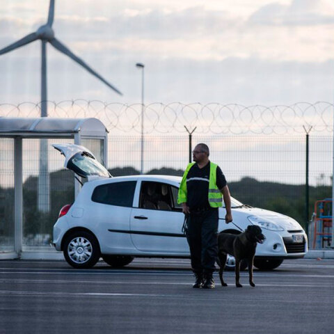 Αυξημένα τα μέτρα ασφαλείας στο λιμάνι του Καλαί για τον εντοπισμό μεταναστών