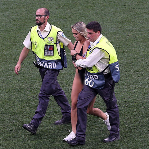 Η ξανθιά καλλονή που εισέβαλε στον τελικό του Τσάμπιονς Λιγκ