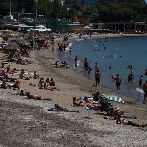 Λουόμενοι σε παραλίες της Αττικής