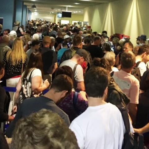 Εικόνες ντροπής στο αεροδρόμιο της Ρόδου