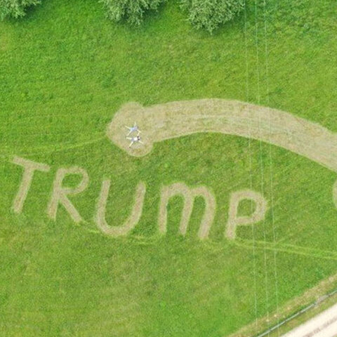 Μεγάλη Βρετανία: Νεαρός υποδέχτηκε τον Τραμπ με ένα τεράστιο ανδρικό μόριο