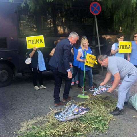 Καθαρίστριες του Δρομοκαΐτειου και μέλη της ΠΟΕΔΗΝ ρίχνουν τσουκνίδες μπροστά στις κλούβες των ΜΑΤ