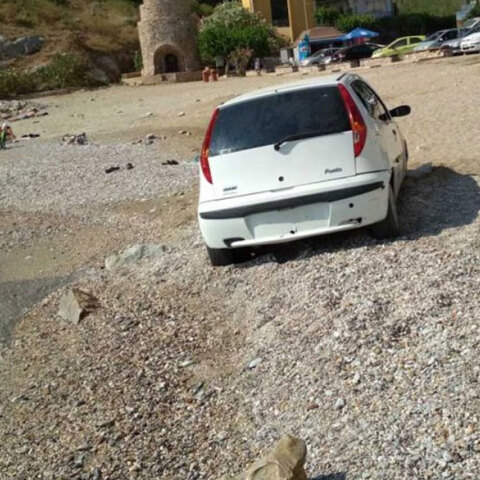 Οδηγός άφησε το αυτοκίνητο δίπλα στο κύμα