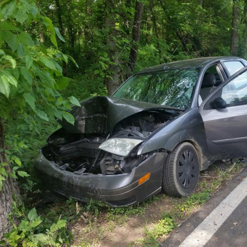 Αυτοκίνητο προσέκρουσε σε δέντρο