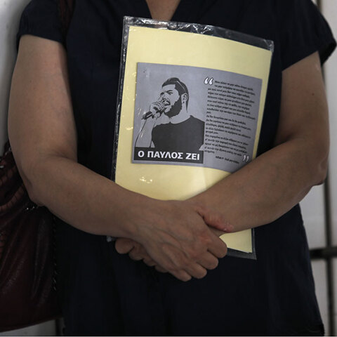 Δίκη Χρυσής Αυγής - Η Μάγδα Φύσσα κρατά τη φωτογραφία του γιου της Παύλου