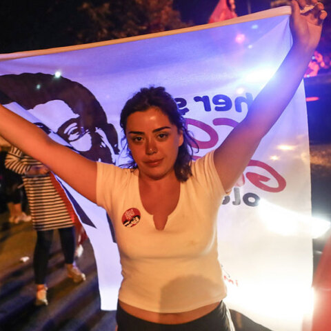 Ξέφρενοι πανηγυρισμοί για την επικράτηση Ιμάμογλου στην Κωνσταντινούπολη