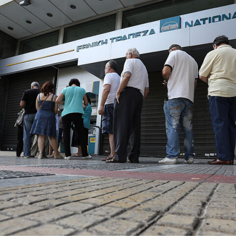 Ουρές στις κλειστές τράπεζες το 2015 