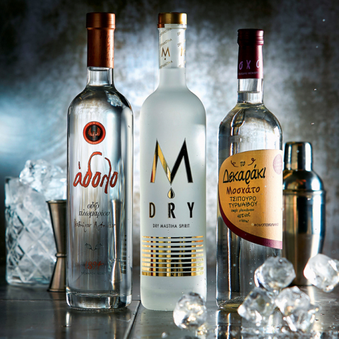 Τα αποστάγματα Μονοποικιλιακό Τσίπουρο Δεκαράκι, Ούζο Πλωμαρίου Άδολο και  M DRY Mastiha αποτελούν το “The Local Spirit Project”