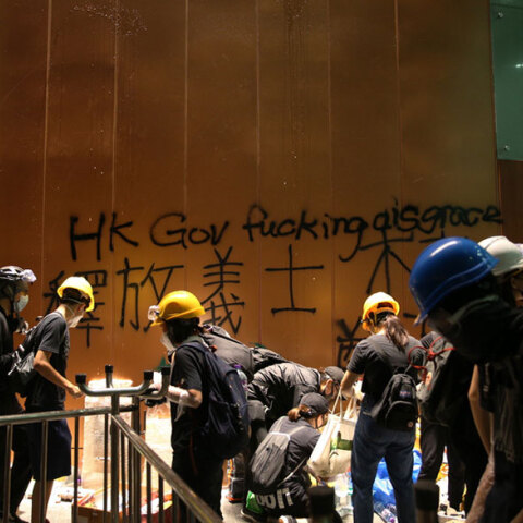 Διαδηλωτές εισέβαλαν στο Κοινοβούλιο του Χονγκ Κονγκ