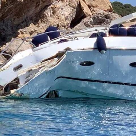 Ημιβυθίστηκε η θαλαμηγός