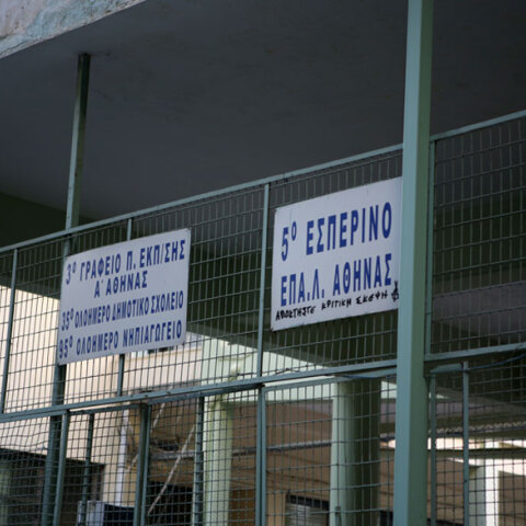 Αρπαγή κάλπης από εκλογικό κέντρο στα Εξάρχεια