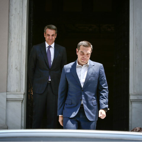 Ο Αλέξης Τσίπρας αποχωρεί από το Μέγαρο Μαξίμου υπό το βλέμμα του νέου πρωθυπουργού Κυριάκου Μητσοτάκη