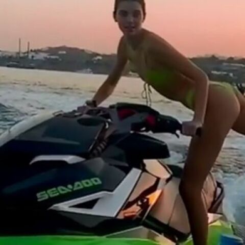H Κένταλ Τζένερ κάνει τζετ σκι στη Μύκονο 