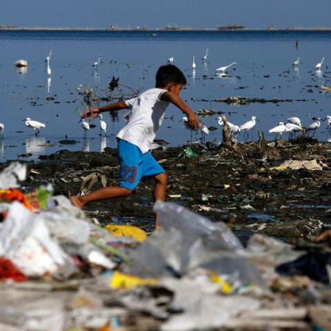 Παραλία γεμάτη πλαστικά στην Ινδονησία