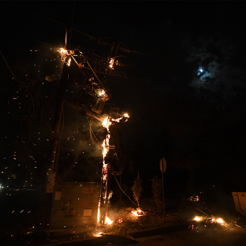 Φωτιά σε κολόνες της ΔΕΗ