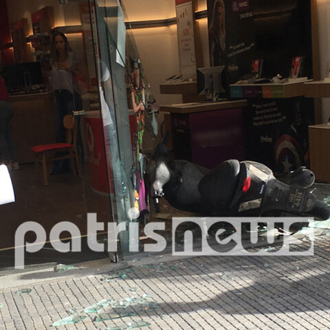 Μηχανή έπεσε σε βιτρίνα καταστήματος στον Πύργο