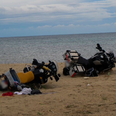 Φονική κακοκαιρία στη Χαλκιδική: Μηχανές θάφτηκαν στην άμμο
