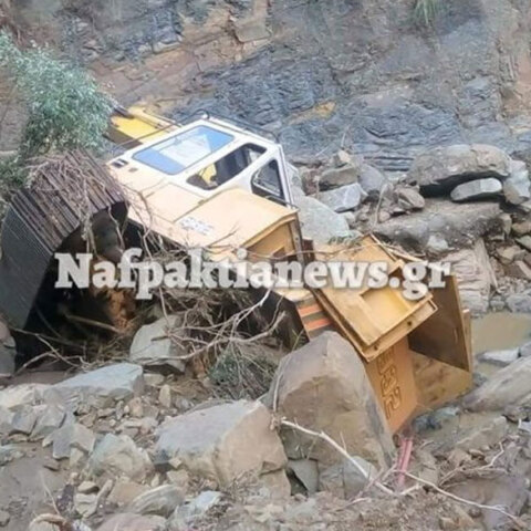 Η κακοκαιρία «έθαψε» εκσκαφέα στη Ναυπακτία