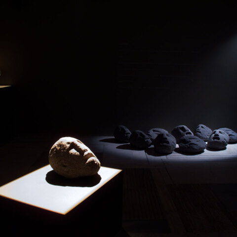 Venia Dimitrakopoulou, Αγαμέμνων Ι, ηφαιστειακή πέτρα, 2005 - Γαία, ηφαιστειακή πέτρα, 2008 - Γύψινα Κεφάλια, 2009, Εγκατάσταση