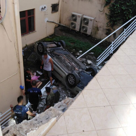 Αλεξανδρούπολη: Αυτοκίνητο έπεσε στον... ακάλυπτο πολυκατοικίας