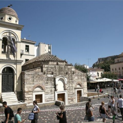 Μικροζημιές στην πλατεία Μοναστηριακίου από τον σεισμό στην Αθήνα