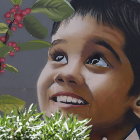 Γκράφιτι του street artist Hambas στο 1ο Δημοτικό σχολείο Ραφήνας, αφιερωμένο στους νεκρούς από την πυρκαγιά © Intime News / Λιάκος Γιάννης