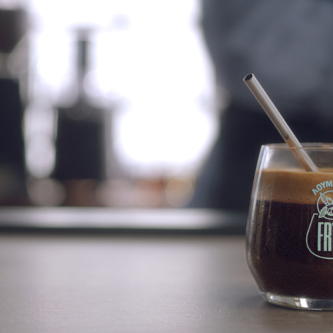 Ο ελληνικός Λουμίδης Παπαγάλος τώρα πίνεται και κρύος!