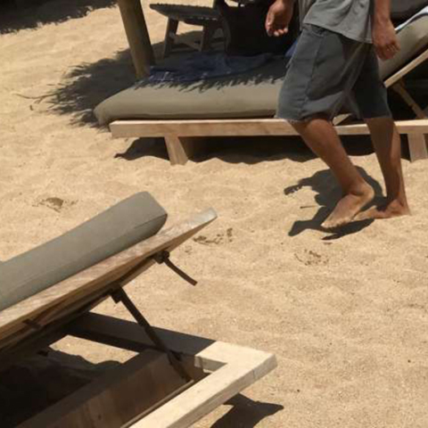 Σερβιτόροι στη Μύκονο υποχρεώνονται να δουλεύουν ξυπόλυτοι 