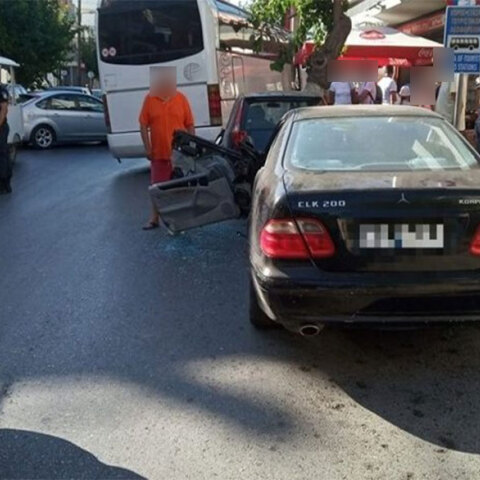 Λεωφορείο «πήρε» την πόρτα αυτοκινήτου στη Χερσόνησο της Κρήτης