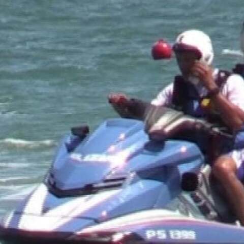 Ο υιός Σαλβίνι «καβαλάει» τζετ σκι της αστυνομίας απλώς για να διασκεδάσει