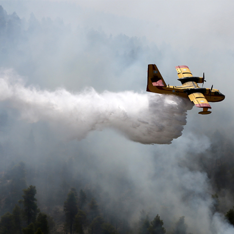 Συνεχίζονται οι εναέριες ρίψεις νερού