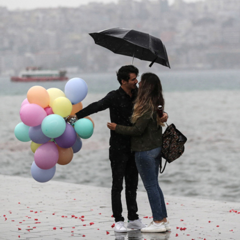 Ζευγάρι στον Βόσπορο κάτω από τη βροχή